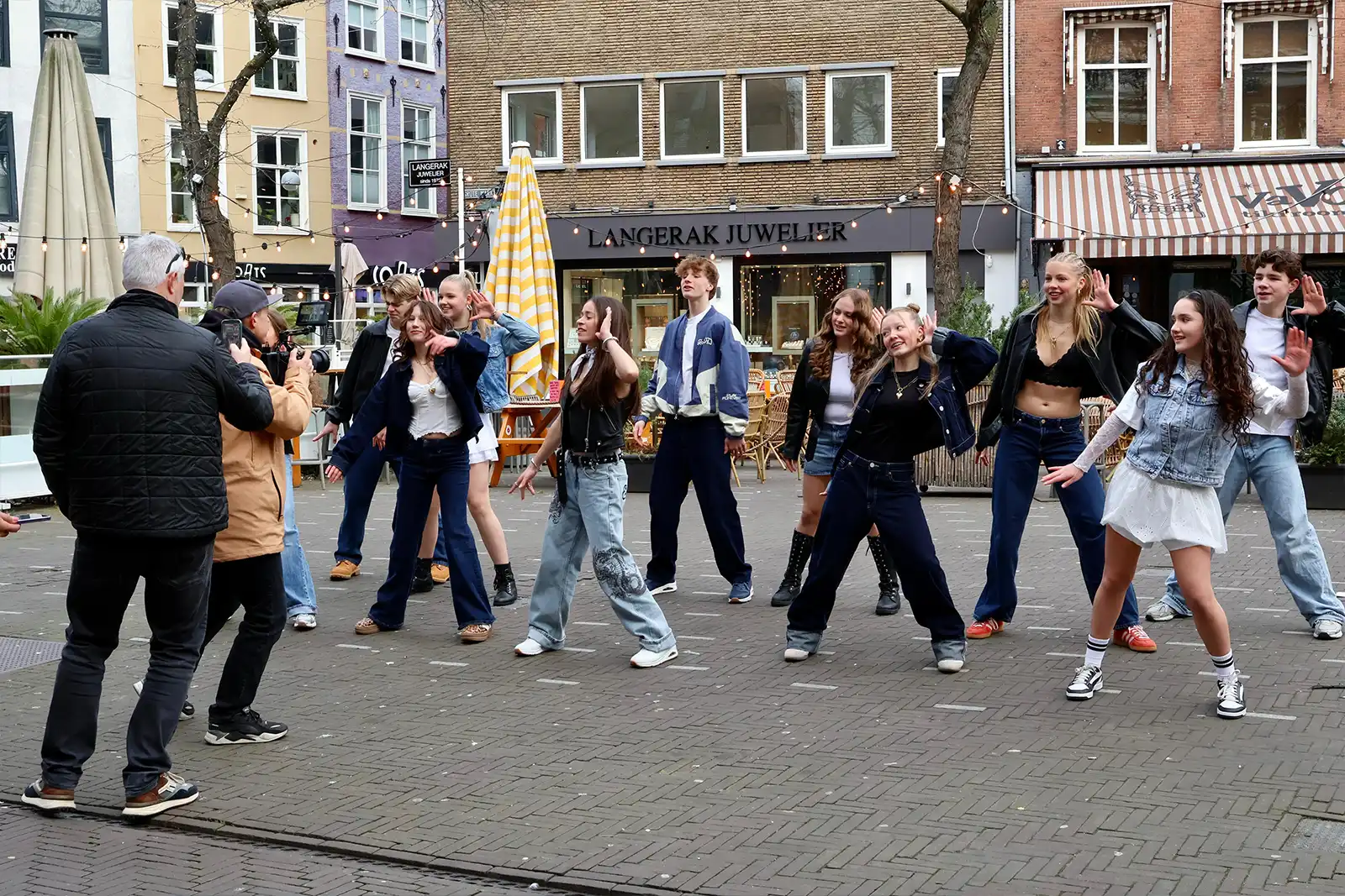 Backstage tijdens videoclip Los op de Dansvloer